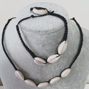 New Black and cream Shell Necklace and bracelet set